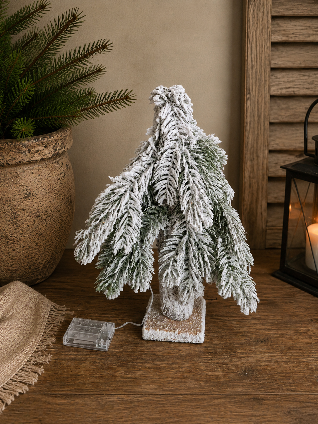 Besneeuwd LED-boompje op houten voet